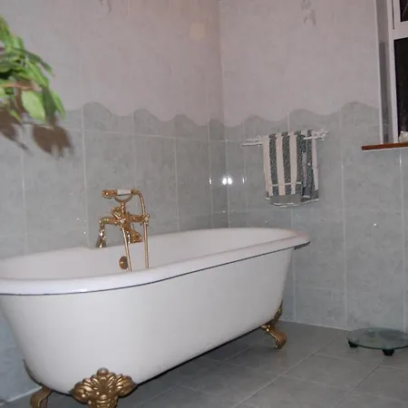 B&B Acorn House