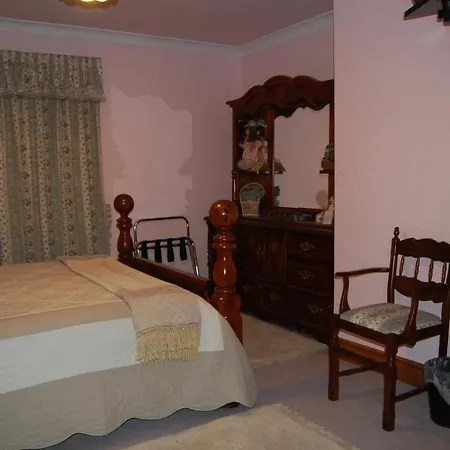 Acorn House 4*